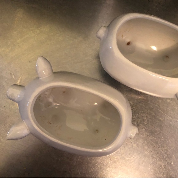 Two White Ceramic Piggy Pots, Pig Shaped Planters, Excellent Condition, Set of 2 - Picture 8 of 12